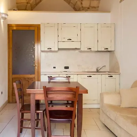 Casa vacanze Le Rondini - Antica Casetta In Centro Tricase